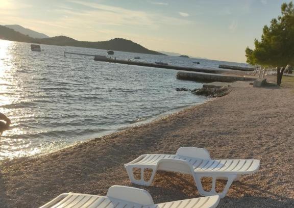 Poolside Mobile Home Turanj Bagian luar foto
