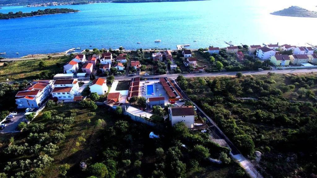 Poolside Mobile Home Turanj Bagian luar foto
